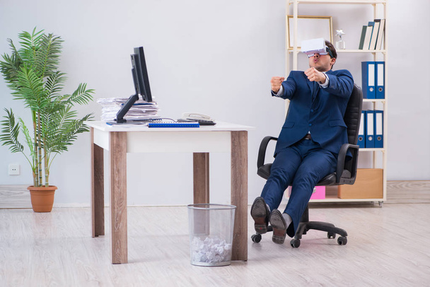 Mitarbeiter mit Virtual-Reality-Brille im Büro - Foto, Bild