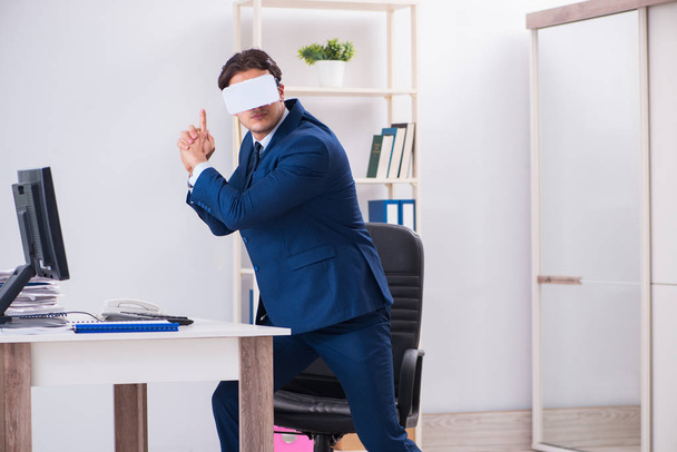 Työntekijä käyttää virtuaalitodellisuus lasit toimistossa - Valokuva, kuva