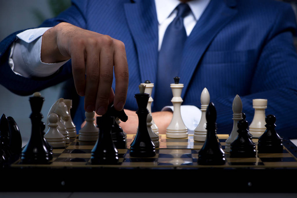 Επιχειρηματίας παίζει σκάκι στην έννοια της στρατηγικής - Φωτογραφία, εικόνα
