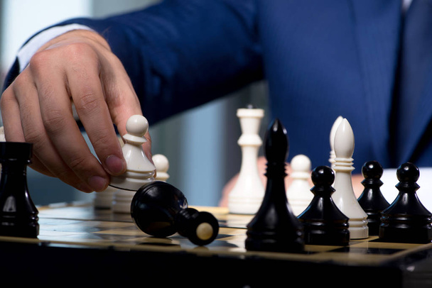 Biznesmen grający w szachy w koncepcji strategii - Zdjęcie, obraz