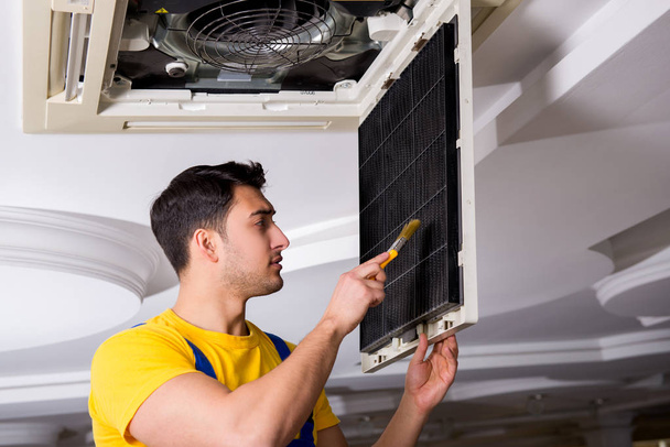 Reparador reparando unidade de ar condicionado teto - Foto, Imagem