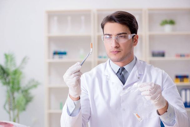 Expert criminologist working in the lab for evidence - Фото, зображення