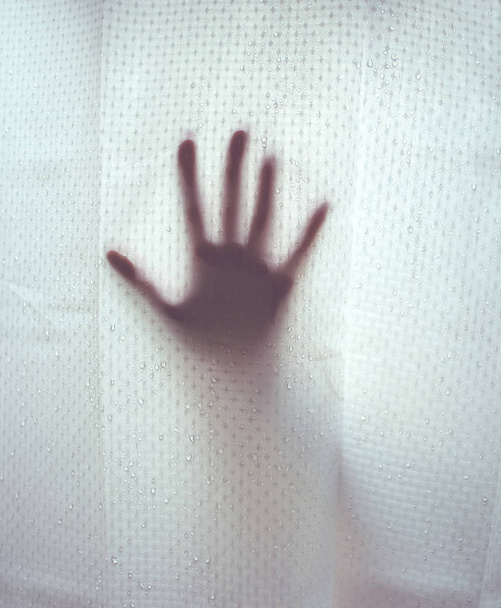 Silueta de la mano de una mujer en la ducha
 - Foto, imagen