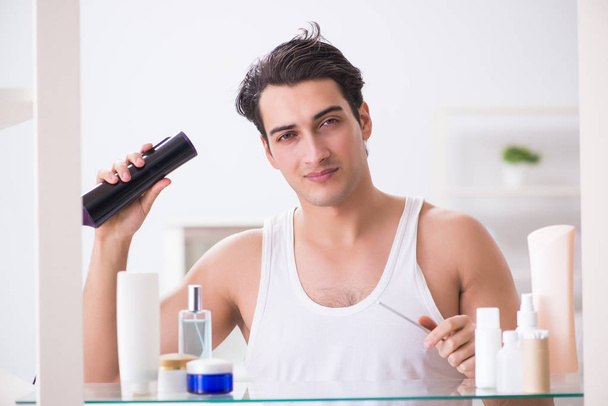 Jovem homem drygin seu cabelo pela manhã - Foto, Imagem