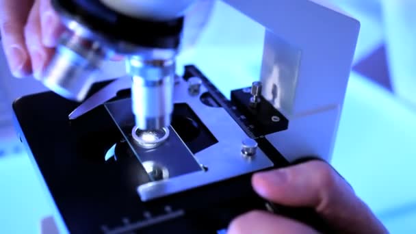 Pessoal médico que utiliza equipamentos de laboratório para cuidados de saúde dos doentes
 - Filmagem, Vídeo