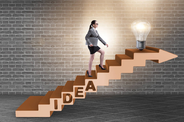 Концепция идеи с предпринимательницей, поднимающейся по лестнице
 - Фото, изображение