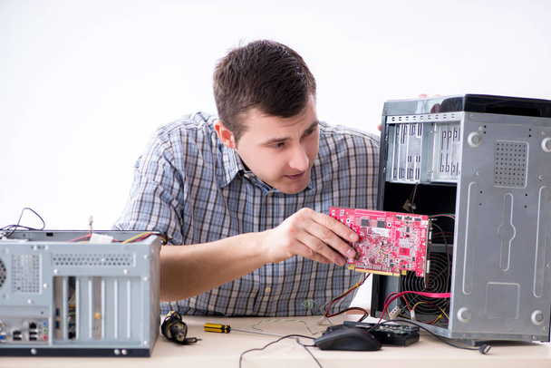 Jeune technicien de réparation d'ordinateur en atelier - Photo, image