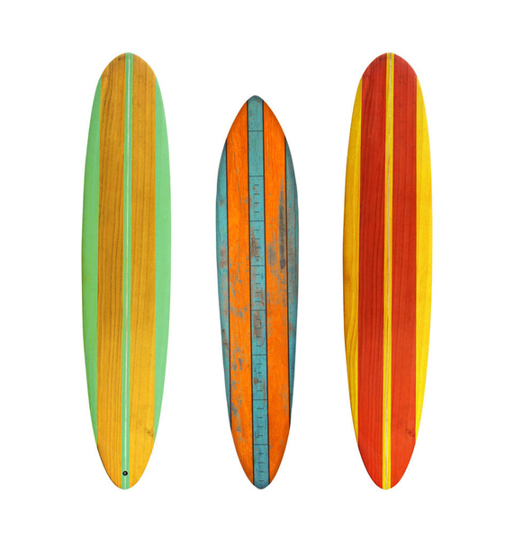 Planche de surf en bois vintage isolée sur blanc avec chemin de coupe pour objet, styles rétro
. - Photo, image
