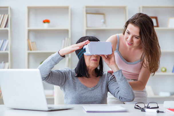 Seniorin erlebt Virtual-Reality-Brille - Foto, Bild