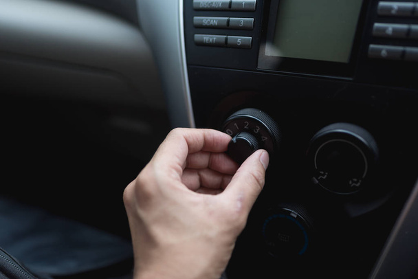 hand adjust volumn air conditioner in car - Foto, imagen