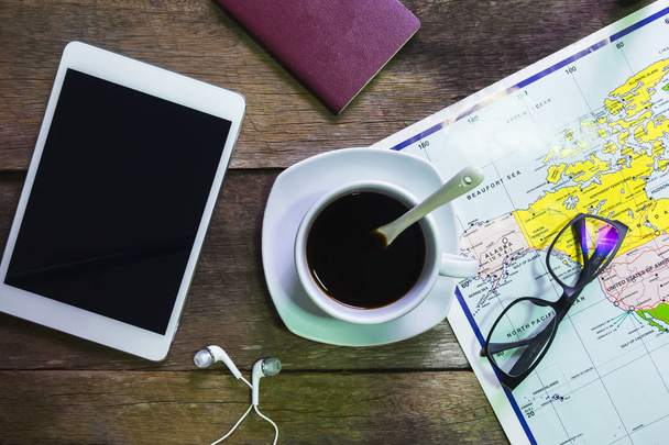 σημειωματάριο σε ρουστίκ ξύλο με φλιτζάνι καφέ και διαβατήριο και ρολόι και χάρτη - Φωτογραφία, εικόνα