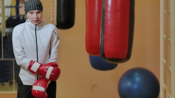 Μποξ τσάντα ζουμπάρισμα εκπαίδευση γυναίκα σε fitness studio άγρια δύναμη ταιριάζει σώματος kickboxer σειρά - Πλάνα, βίντεο
