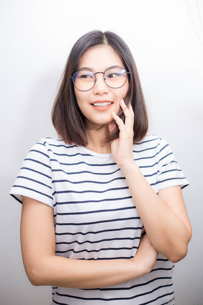 Aziatische glazen vrouwen glimlachend op witte achtergrond, Beauty en fashion - Foto, afbeelding