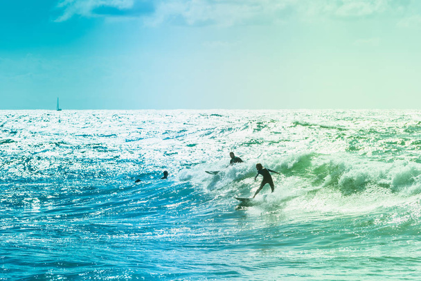Surfisti estremi cavalcando alcune onde sul mare in Francia
 - Foto, immagini