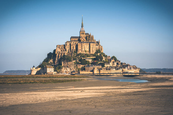 Opactwo klasztoru Mont Saint Michel, na wyspie w Normandii, Francji - Zdjęcie, obraz