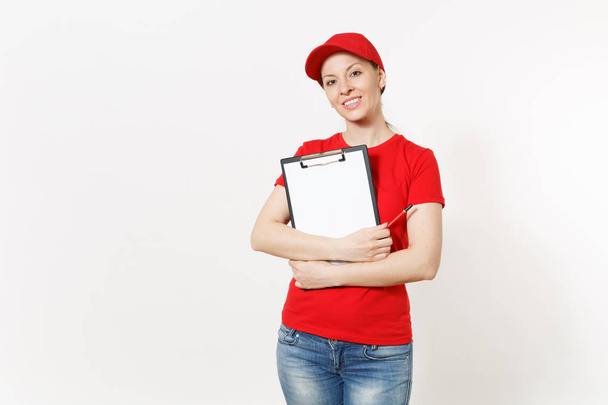 Παράδοση γυναίκα με κόκκινη στολή που απομονώνονται σε λευκό φόντο. Γυναίκα με καπέλο, μπλουζάκι, τζιν εργάζεται ως κούριερ ή αντιπρόσωπο, κρατώντας την πένα, Πρόχειρο με έγγραφα έγγραφο, με το κενό κενό φύλλο. Χώρο αντίγραφο - Φωτογραφία, εικόνα