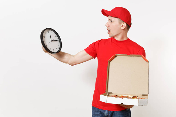 Dostawy człowiek w mundurze czerwony na białym tle. Mężczyzna w WPR, t-shirt, Praca jako Kurier gospodarstwa włoska pizza w karton flatbox i zegar, pokazuje się w czasie. Miejsce na reklamę - Zdjęcie, obraz