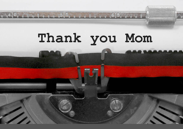 Dziękuję Mama frazę tekst napisany przez stara maszyna do pisania na białej kartce - Zdjęcie, obraz