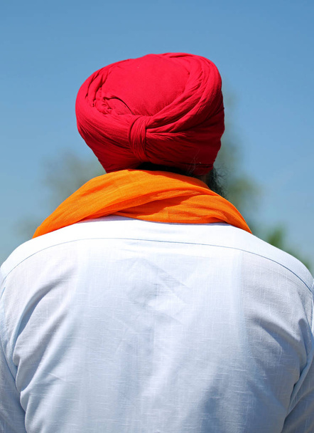 Homem adulto vestindo turbante vermelho
 - Foto, Imagem