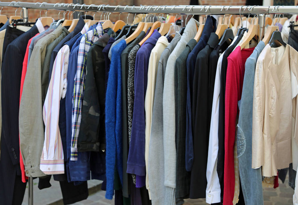 περισσότερα χρησιμοποιούνται ρούχα σε υπαίθρια αγορά στην πόλη - Φωτογραφία, εικόνα