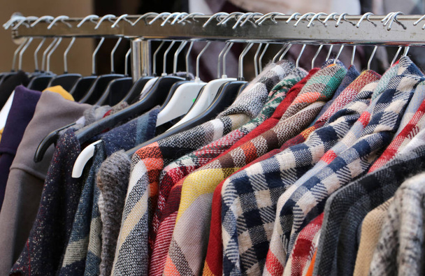 использованная одежда, используемая в вешалках для одежды на открытом рынке блох
 - Фото, изображение