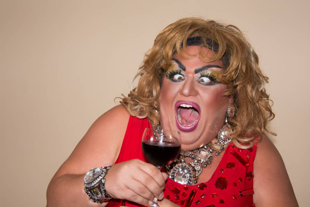 Herec, vtipné parodie. Transvestita a víno. Tlustý muž a make-up. - Fotografie, Obrázek