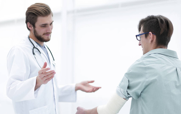 doctor explaining a patient - Foto, imagen