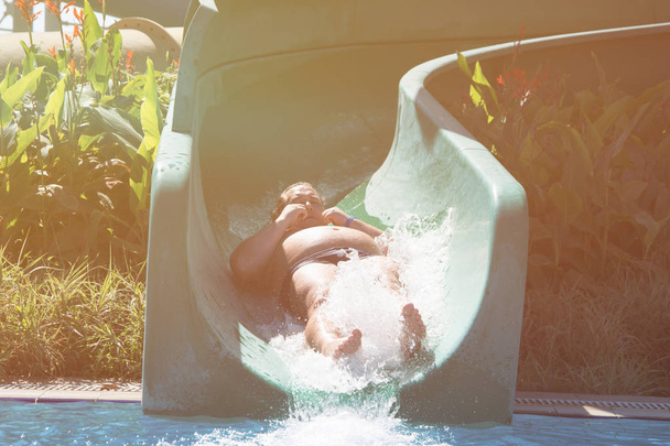 Смішний товстий чоловік в аквапарку
 - Фото, зображення