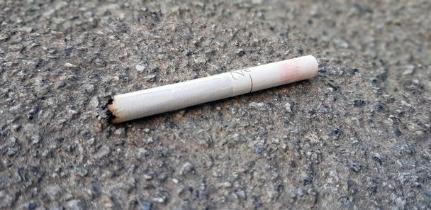 Shot van een sigaret liggend op een straat in Madrid - Foto, afbeelding