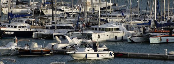 Itálie, Sicílie, Středozemní moře, marina di ragusa, pohled na luxusní jachty v marina - Fotografie, Obrázek