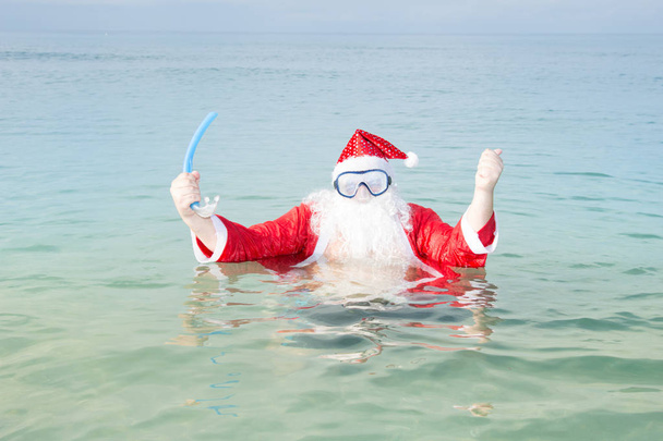 Забавный Санта Клаус в море. Рождество в тропиках
. - Фото, изображение