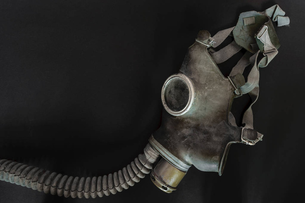 Çok eski gaz maskesi siyah arka plan yüzeyi - Fotoğraf, Görsel