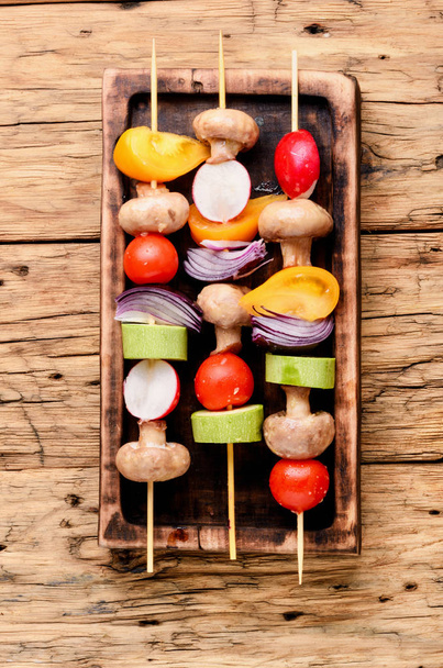 El kebab crudo dietético de hortalizas frescas en las brochetas. Verduras para asar a la parrilla.Cocina americana
. - Foto, Imagen