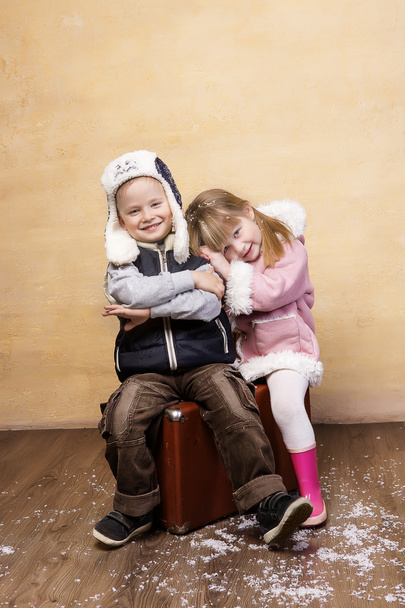love couple sitting on a suitcase - Valokuva, kuva