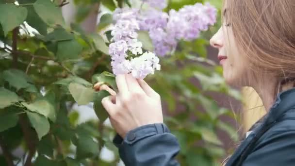 Bloeiende lila, genieten van de geur van bloemen meisje - Video