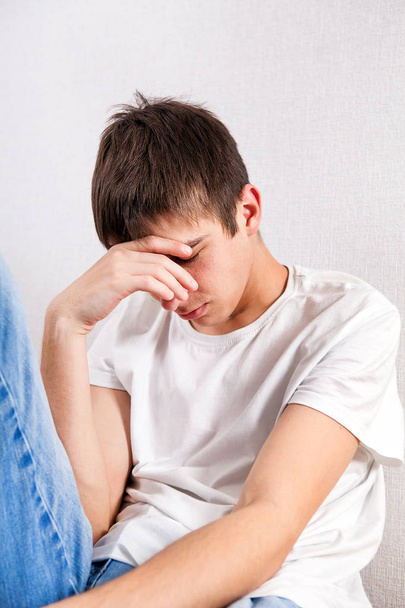 Sad Young Man by the Wall in the Room - Foto, Imagen
