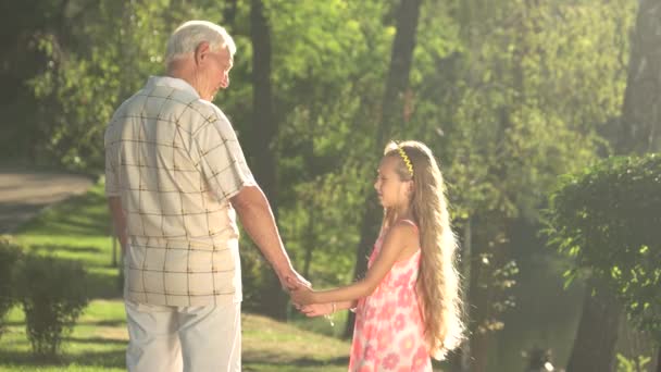 Grand-père tutorat de sa petite-fille dans le parc
. - Séquence, vidéo
