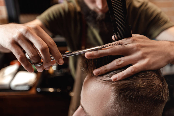 Barber and bearded man in barber shop - Fotoğraf, Görsel
