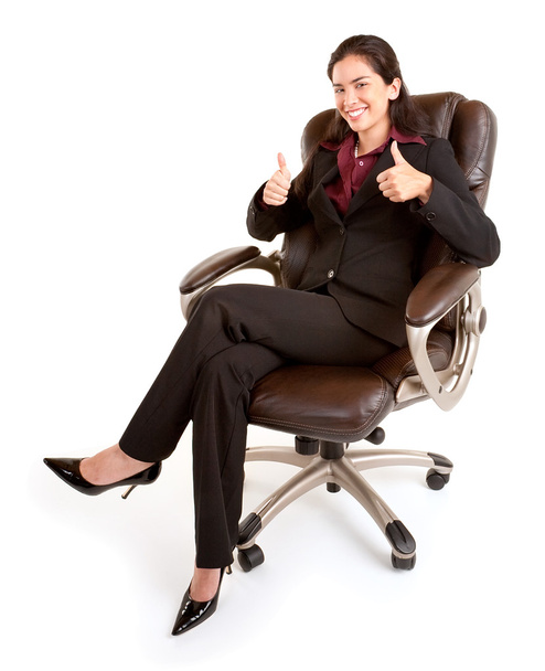 İş kadını sandalyede oturuyor. - Fotoğraf, Görsel