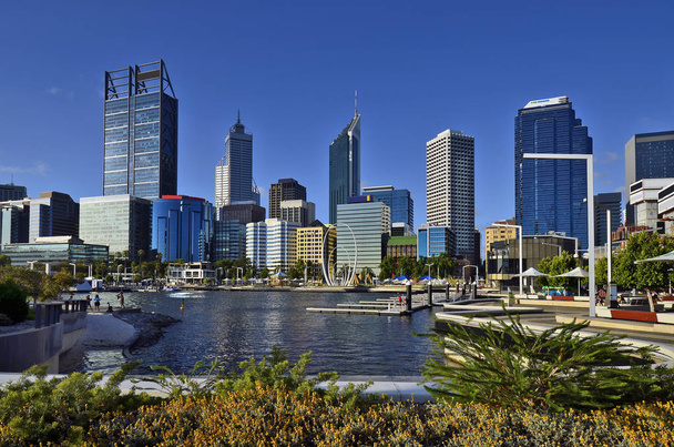 オーストラリア、スワン川と別の建物のパースとエスプラネードの Spanda 彫刻からスカイライン - 写真・画像