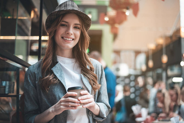 Smiling young woman with cup of coffee - Valokuva, kuva