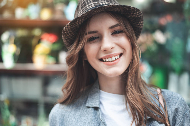 Smiling lady in stylish hat outside - Foto, Imagen