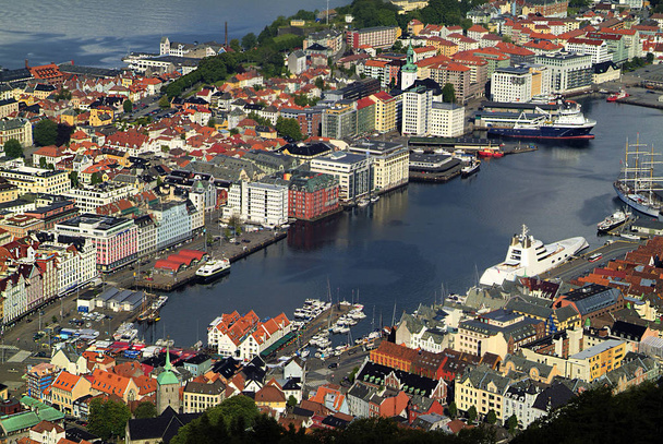 Noorwegen, verschillende schepen en gebouwen in de haven van Vagen in de Unesco World heritage site Bergen - Foto, afbeelding