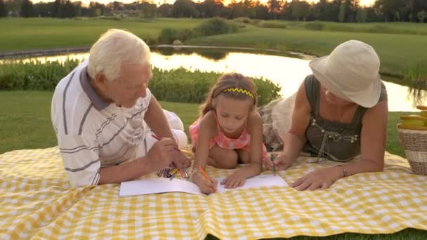 abuelos y nieta dibujando juntos
. - Metraje, vídeo