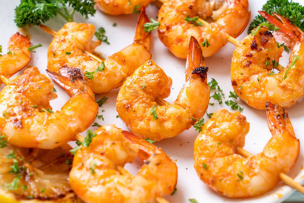 Grilled tiger shrimps skewers with lemon - seafood style - Foto, Imagem