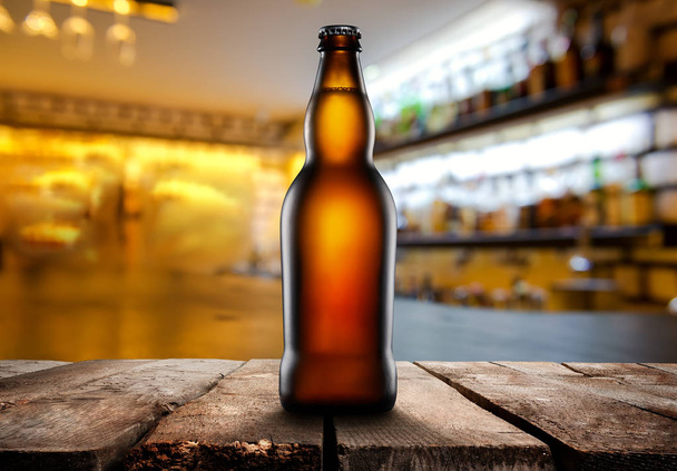 Cerveza en un pub oscuro
 - Foto, imagen
