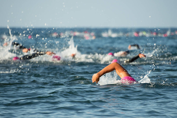 Skupina lidí v plavání na triatlon neoprénový oblek - Fotografie, Obrázek