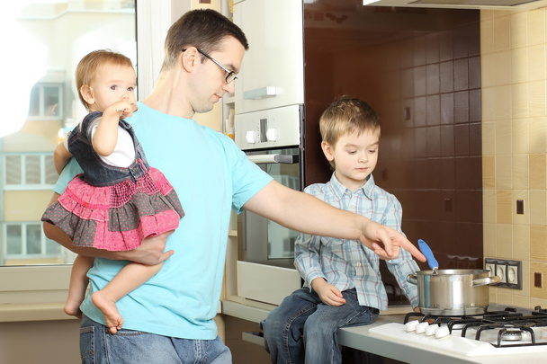 padre feliz con los niños en la cocina
 - Foto, imagen