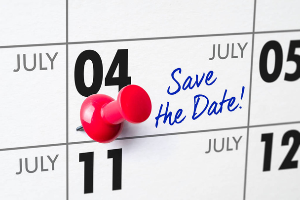 Настенный календарь с красной булавкой - 04 июля
 - Фото, изображение