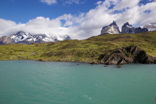 Cuernos del Paine met typische Patagonische weer, uitzicht vanaf Lake Pehoe in Torres del Paine National Park in het zuiden van Chili, Magallanes regio.  - Foto, afbeelding